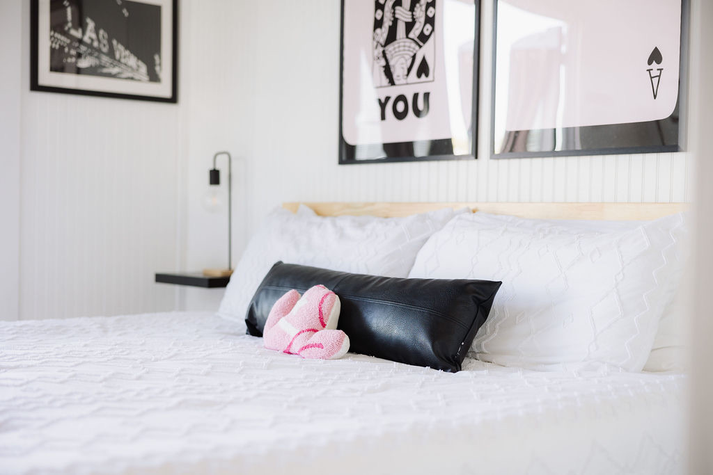 A cottage king bed